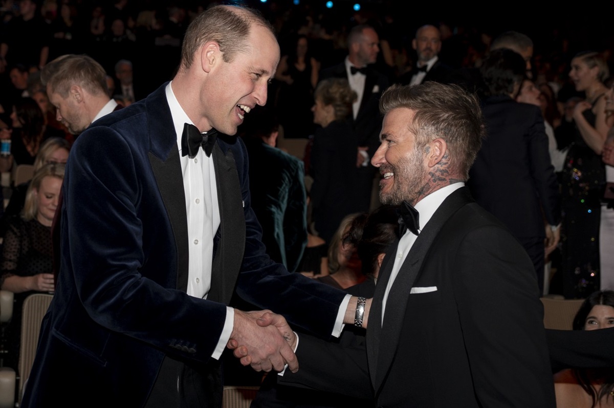 Prințul William și David Beckham în timp ce dau mâna la Premiile BAFTA 2024