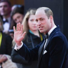 Prințul William în timp ce face cu mâna publicului la Premiile BAFTA 2024