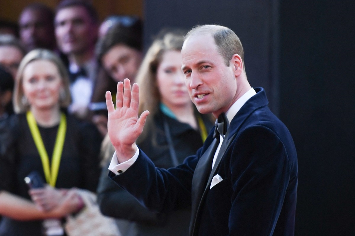Prințul William în timp ce face cu mâna publicului la Premiile BAFTA 2024