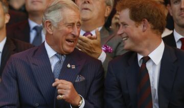 Regele Charles și Prințul Harry în timp ce stau de vorbă la Jocurile Invictus din 2014