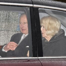 Regele Charles și Regina Camilla, pe bancheta din spate a unei mașini