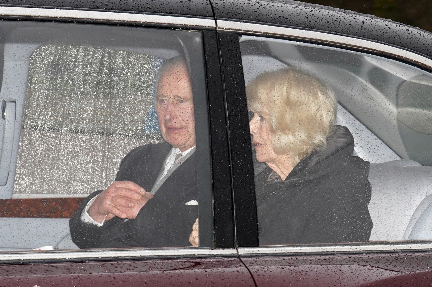 Regele Charles și Regina Camilla, pe bancheta din spate a unei mașini
