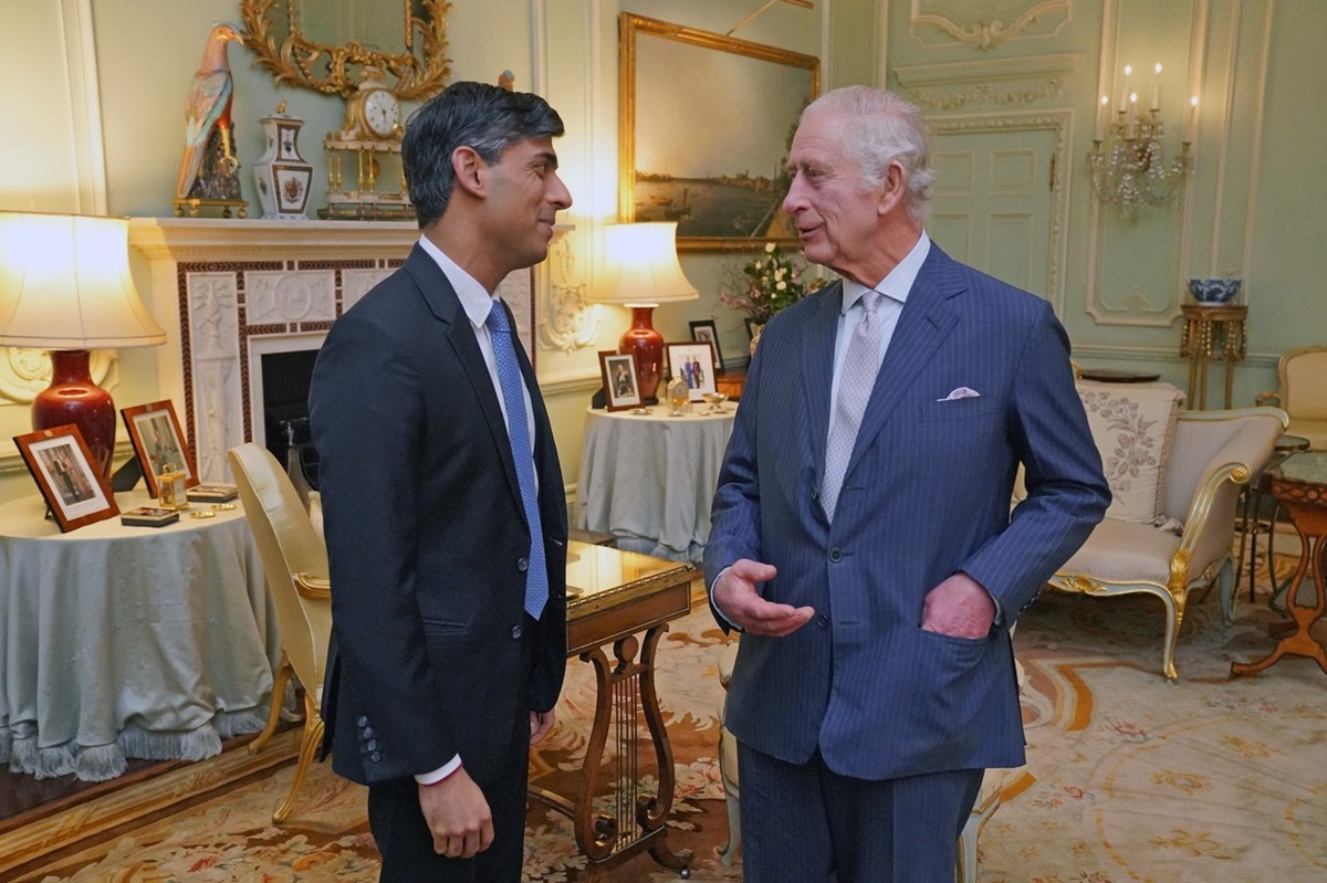 Regele Charles și prim-ministrul Rishi Sunak în timp ce stau de vorbă