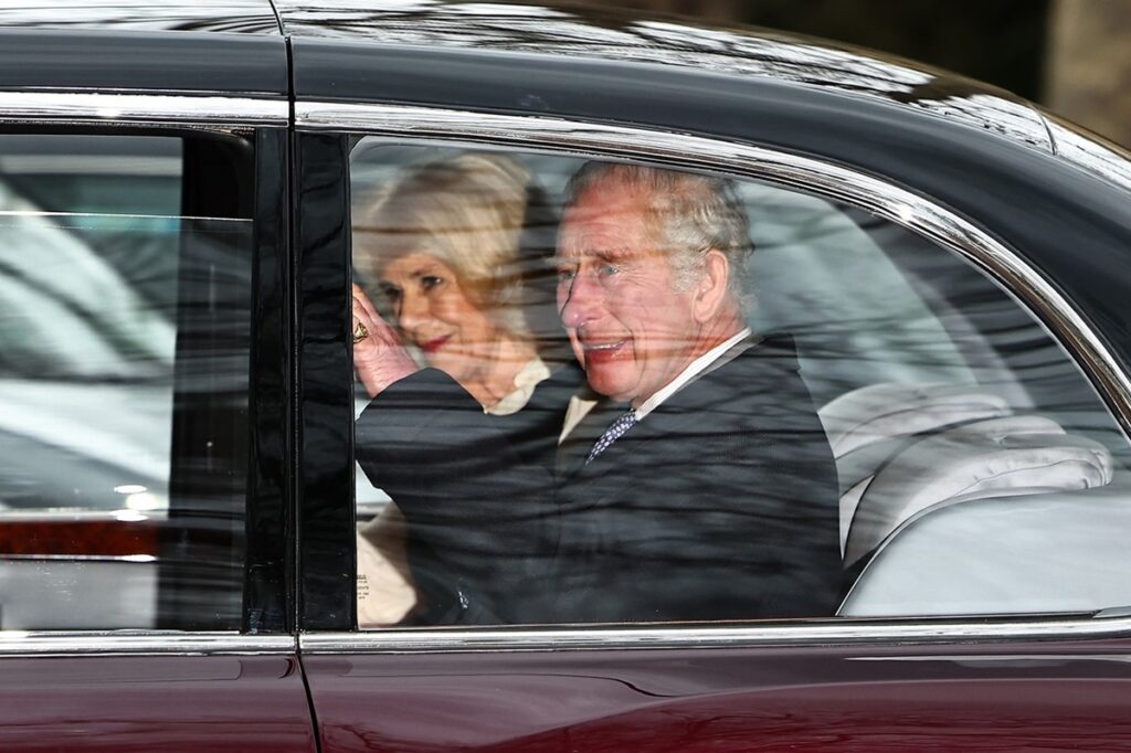 Regele Charles și Regina Camilla într-o mașină după ce monarhul a anunțat că are cancer