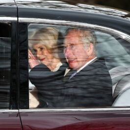 Regele Charles și Regina Camilla într-o mașină după ce monarhul a anunțat că are cancer