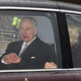Regele Charles, într-o mașină, îmbrăcat elegant