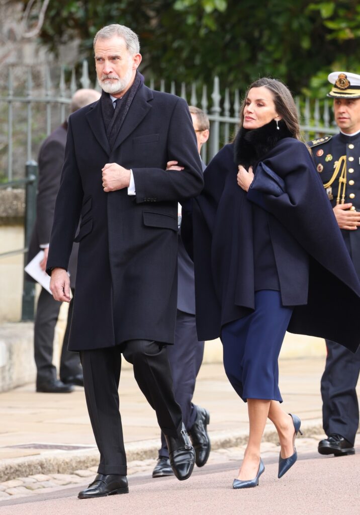Regele și Regina Spaniei, la slujba de pomenire a Regelui Constantin, în haine de culoare închisă