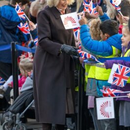 Regina Camilla, într-un palton lung, în timpul unui eveniment regal