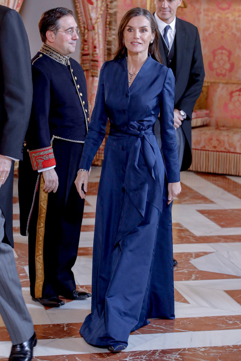 Regina Letizia, într-o rochie albastră, lungă, la Palatul Zarzuela