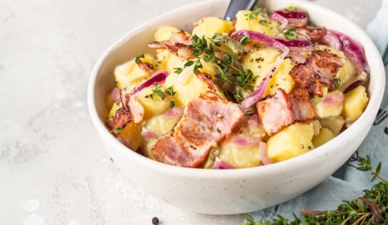 Salată caldă de cartofi, cu kaizer și ceapă roșie