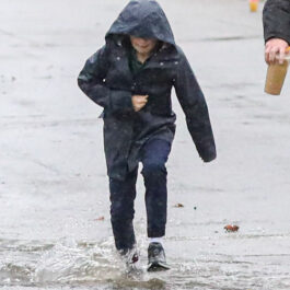 Samuel, fiul lui Ben Affleck, într-o zi ploioasă