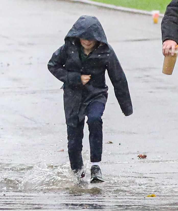Samuel, fiul lui Ben Affleck, într-o zi ploioasă
