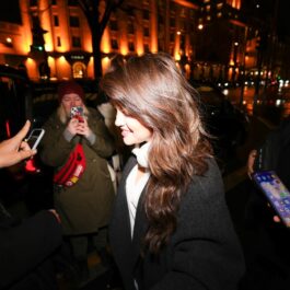 Selena Gomez în timp ce își salută fanii pe o stradă din Paris