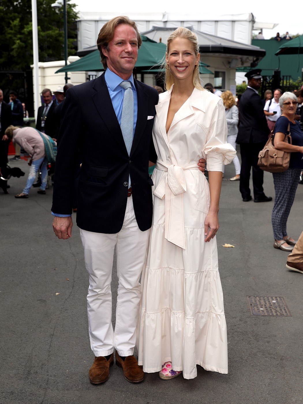 Thomas Kingston și Lady Gabriella, pe stradă, îmbrăcați elegant