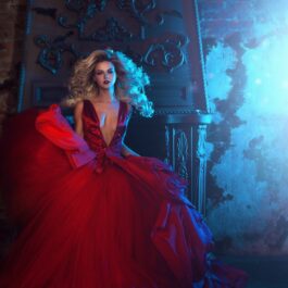 O femeie frumoasă care paortă o rochie roșie și reprezintă una dintre cele trei zodii care sunt tot timpul stresate