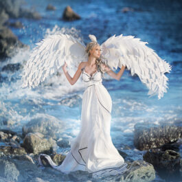 O femeie îmbrăcată într-o rochie albă, cu aripi de înger la spate