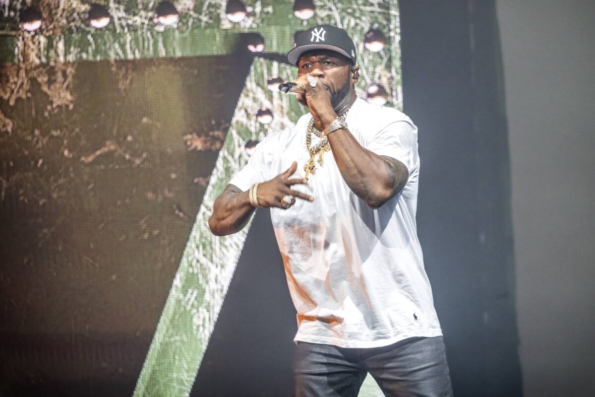 50 Cent, pe scenă, în timp ce cântă
