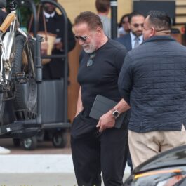 Arnold Schwarzenegger, îmbrăcat în negru, la un eveniment