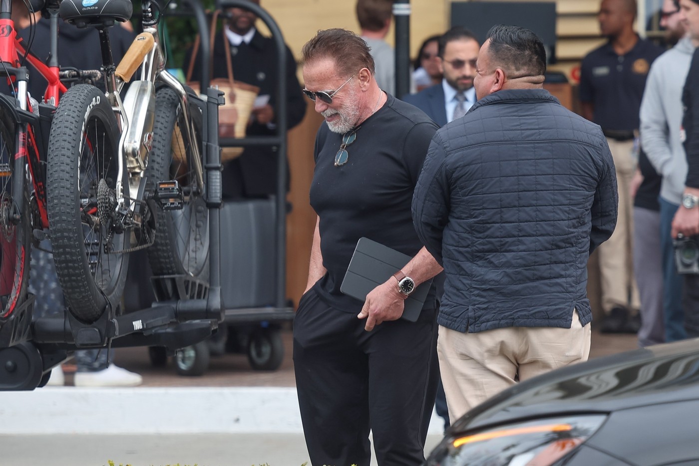 Arnold Schwarzenegger, îmbrăcat în negru, la un eveniment