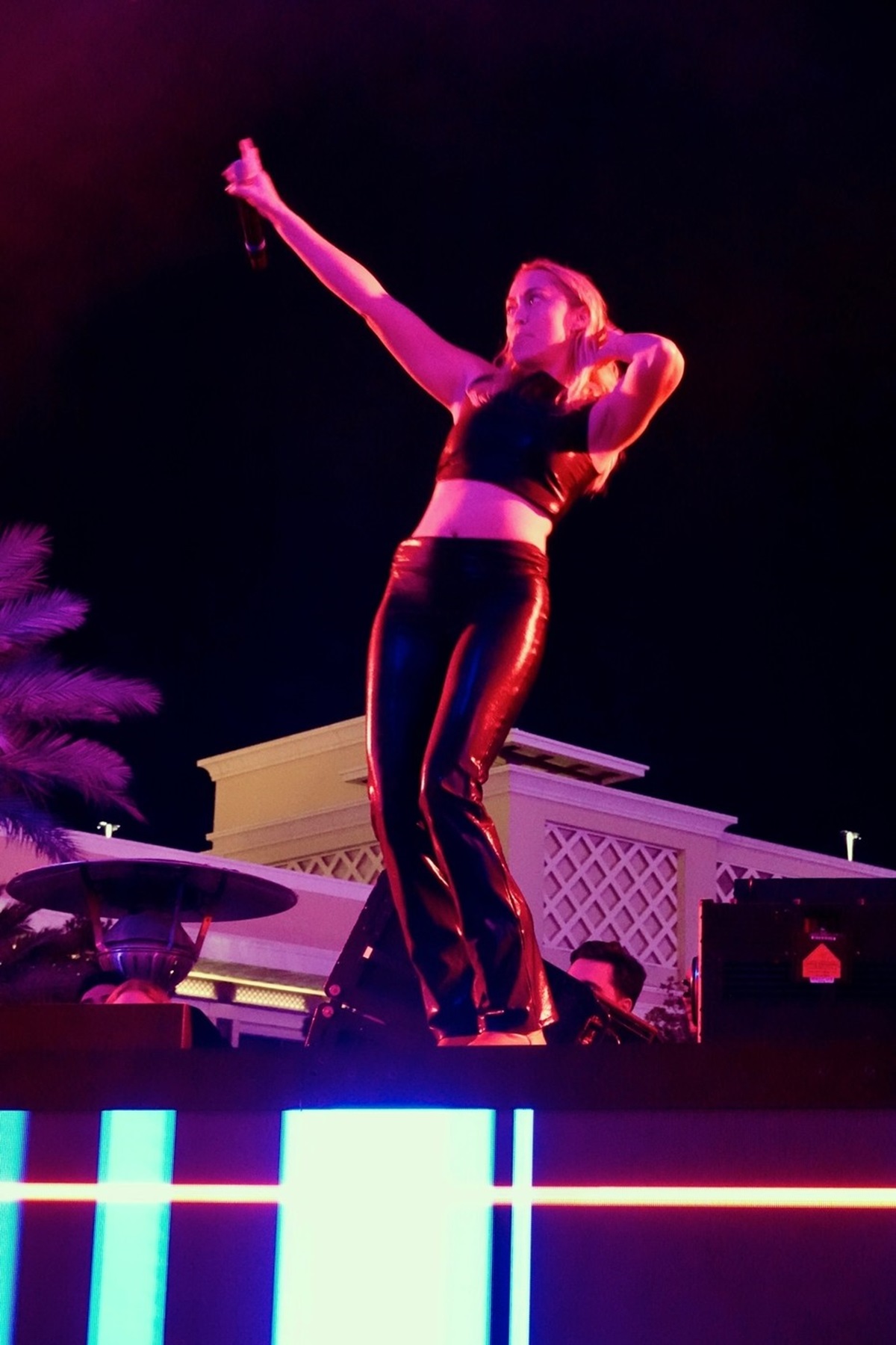 Brandi Cyrus în timp ce dansează pe un bar din Las Vegas