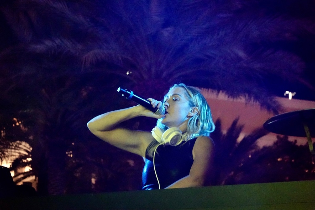 Brandi Cyrus în timp ce cântă la un microfon