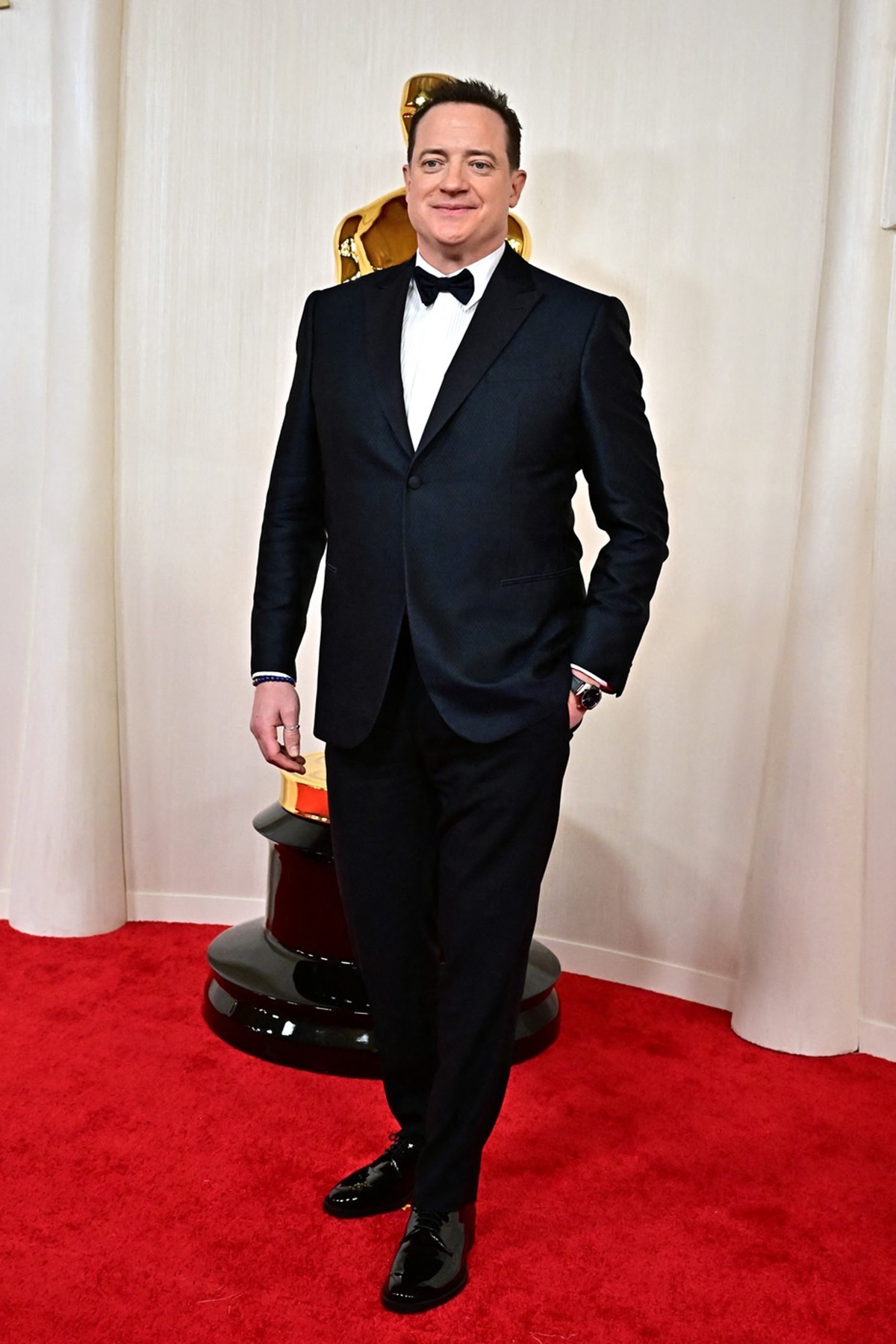 Brendan Fraser într-un costum negru pe covorul roșu la Gala Premiilor Oscar 2024