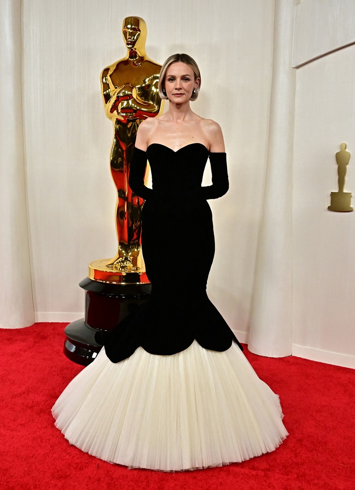 Carey Mulligan într-o rochie neagră la Gala Premiilor Oscar 2024