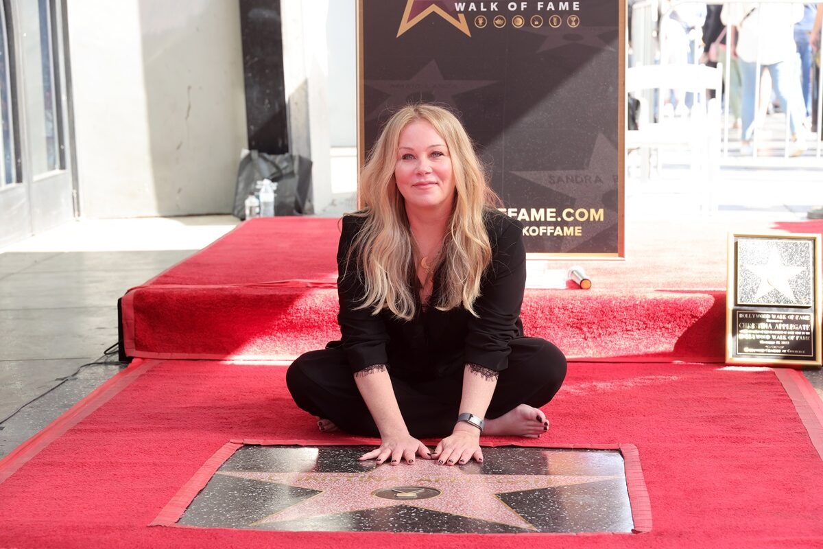 Christina Applegate în timp ce pozează pe jos cu steaua sa de pe Hollywood Walk Of Fame