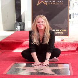 Christina Applegate în timp ce pozează pe jos cu steaua sa de pe Hollywood Walk Of Fame