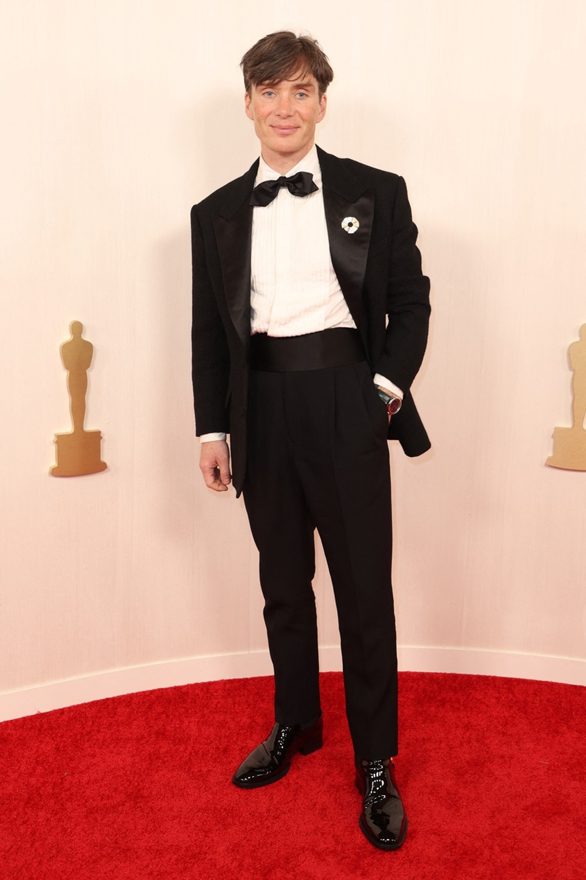 Cillian Murphy într-un costum negru și elegant la Gala Premiilor Oscar 2024