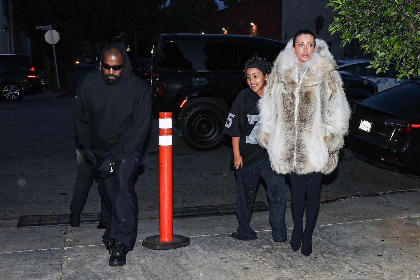Kanye West, alături de Bianca Censori și fiica North West, la o cină în oraș