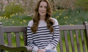 Kate Middleton, în haine casual, pe o bancă în grădină
