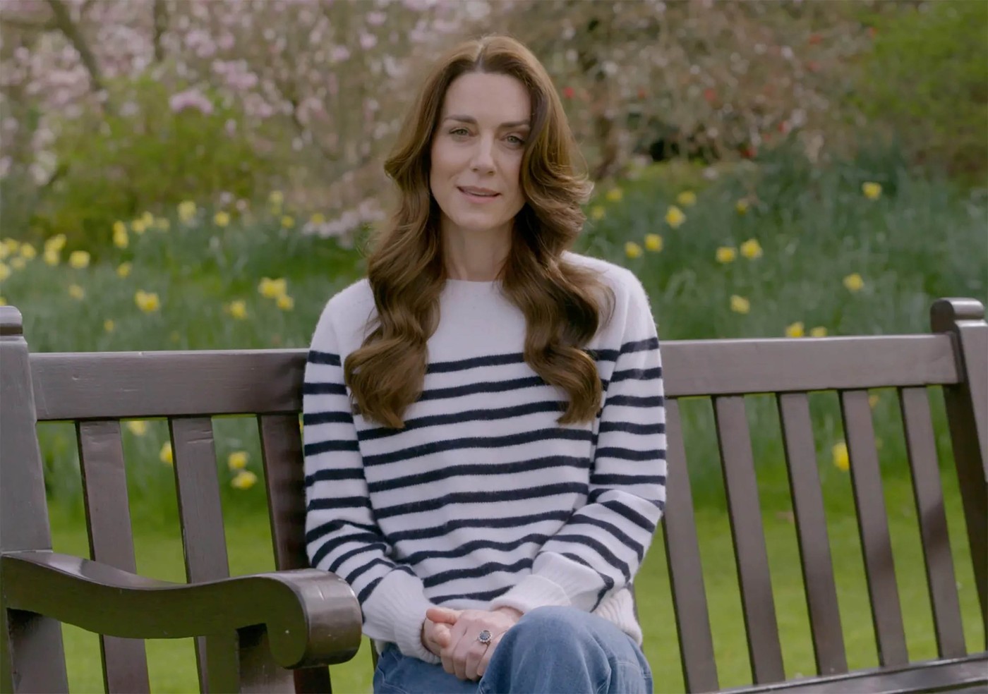 Kate Middleton, în haine casual, pe o bancă în grădină