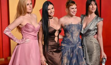 Demi Moore a pozat alături de Rumer, Scout și Tallulah Willis la Vanity Fair Oscar Party 2024. Actrița de 61 de ani pare de vârsta fiicelor ei