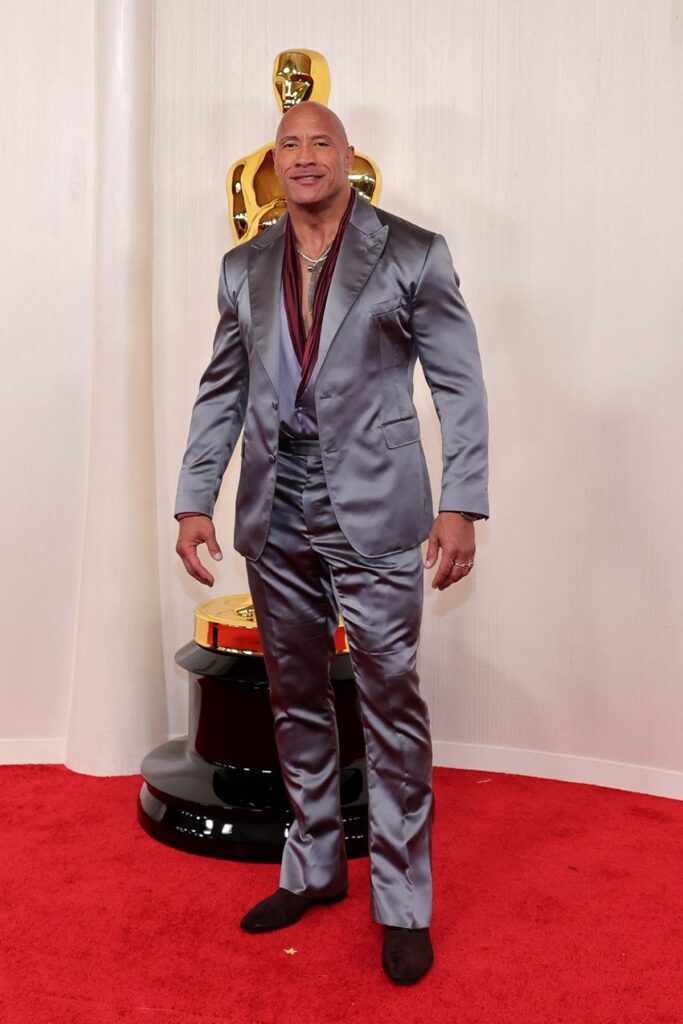 Dwayne Johnson într-un costum argintiu pe covorul roșu de la Premiile Oscar 2024