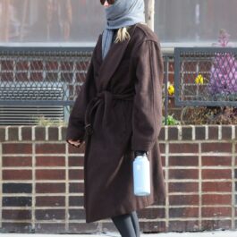 Jennifer Lawrence a purtat un palton gros și o eșarfă gri pe cap pe străzile din New York