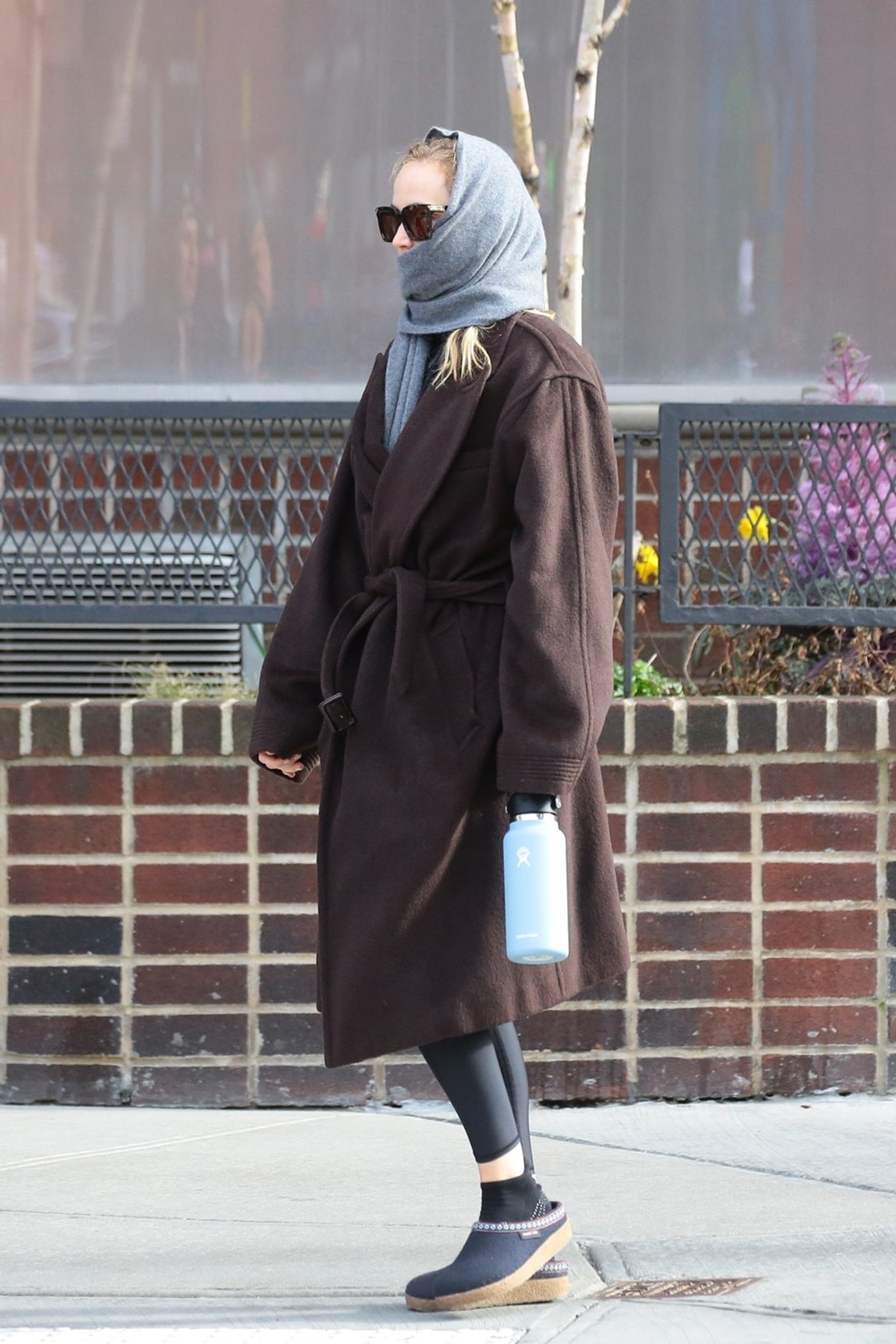 Jennifer Lawrence a purtat un palton gros și o eșarfă gri pe cap pe străzile din New York