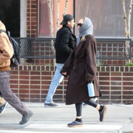 Jennifer Lawrence s-a camuflat din cap până-n picioare cu un palton și o eșarfă pe străzile din New York