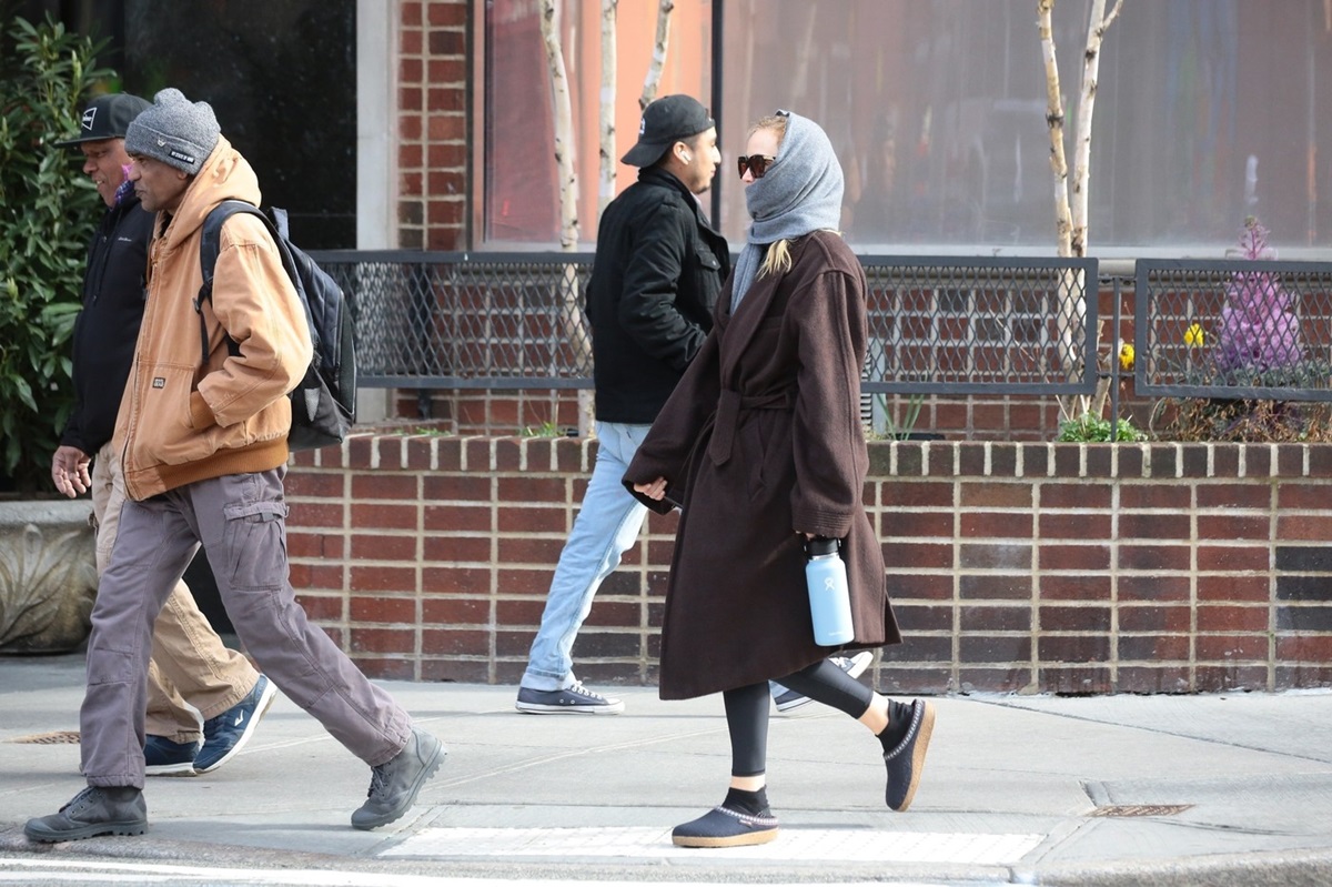 Jennifer Lawrence s-a camuflat din cap până-n picioare cu un palton și o eșarfă pe străzile din New York