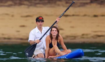Joe Jonas și Stormi Bree în timp ce se află împreună pe o placă de paddling