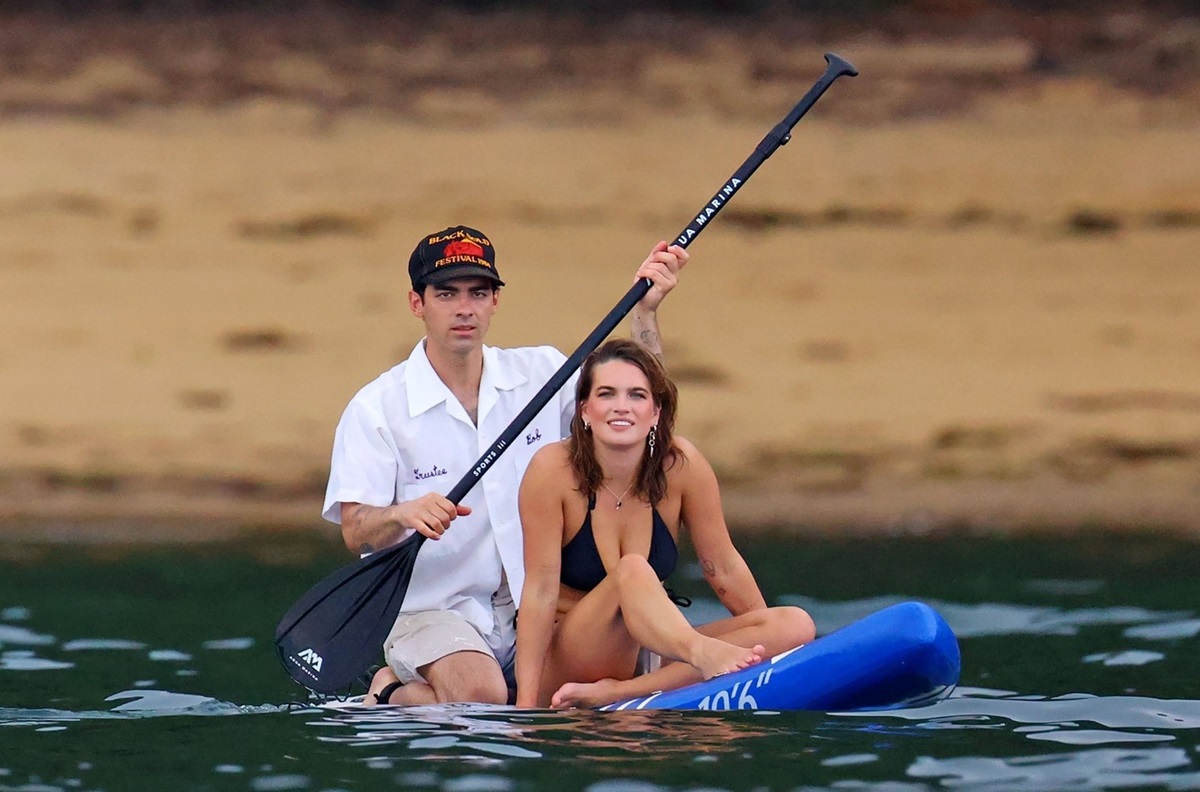 Joe Jonas și Stormi Bree în timp ce se află împreună pe o placă de paddling