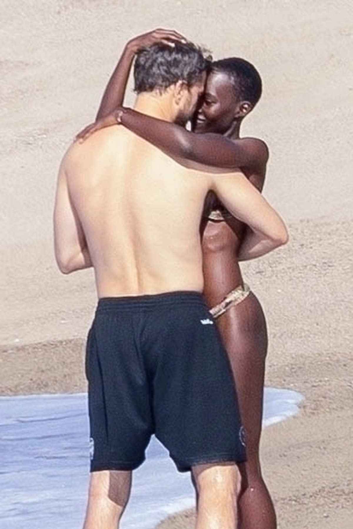Joshua Jackson și Nyong'o se sărută pasional pe plajă