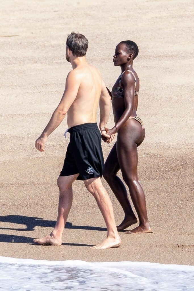 Joshua Jackson și Lupita Nyong surprinși pe o plajă din Mexic în timp ce se țin de mână