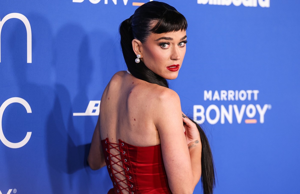 Katy Perry în timp ce pozează sexy la Billboard Women in Music Awards 2024