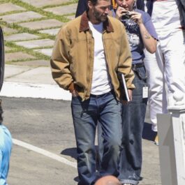 Keanu Reeves într-o ținută casual pe platourile de filmare ale producției Outcome
