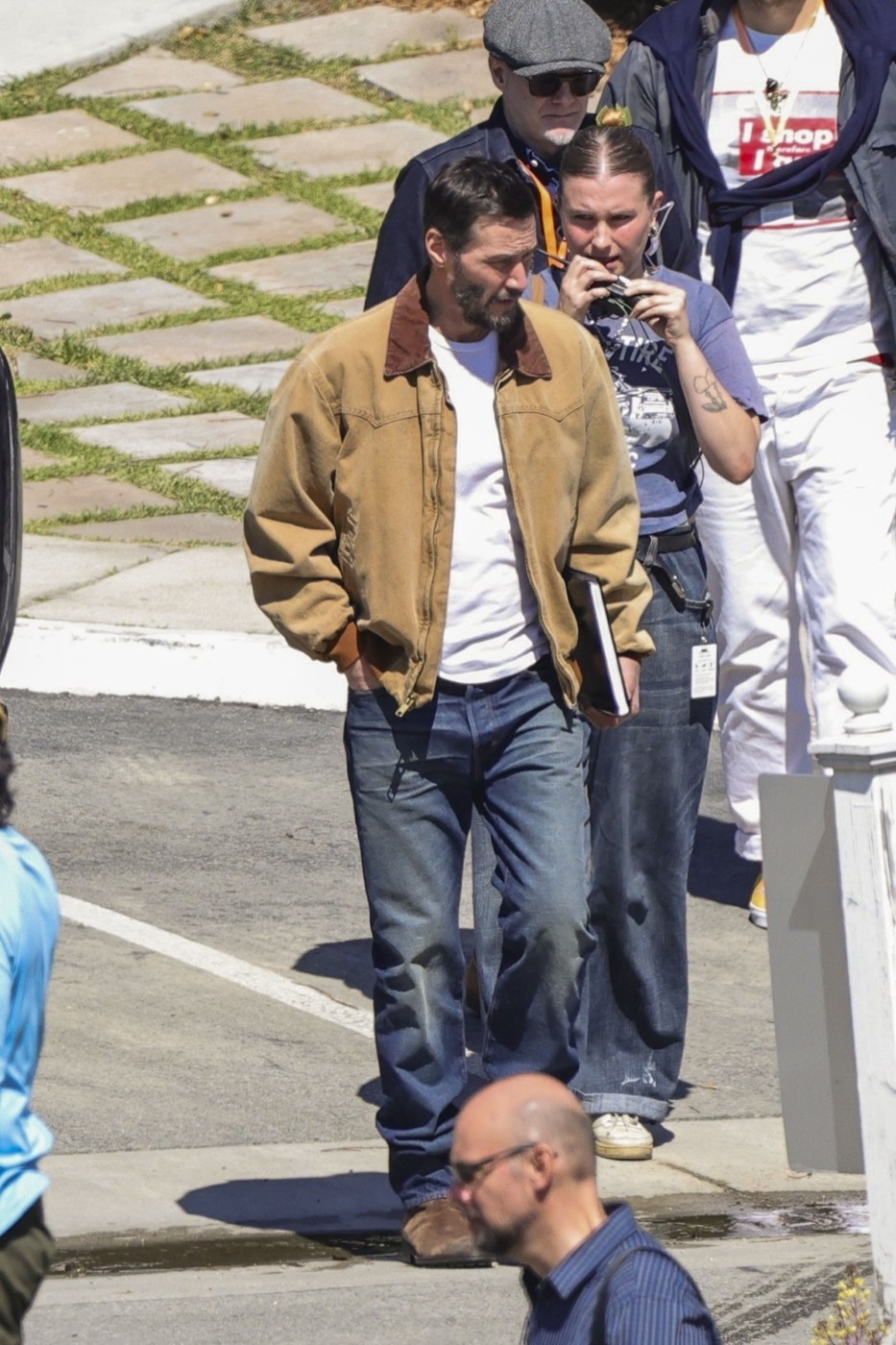 Keanu Reeves într-o ținută casual pe platourile de filmare ale producției Outcome