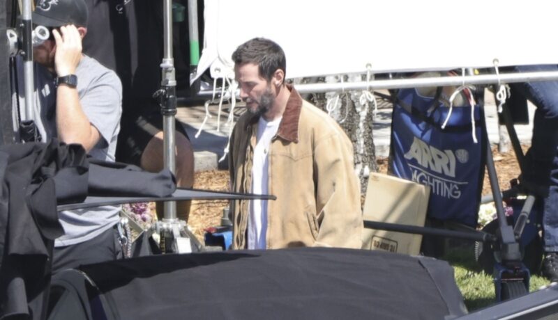 Keanu Reeves e de nerecunoscut pe platourile de filmare ale producției Outcome. Actorul a fost surprins în Los Angeles