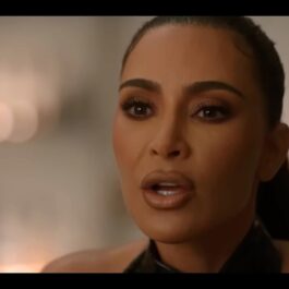 Kim Kardashian, într-un film, în timp ce vorbește