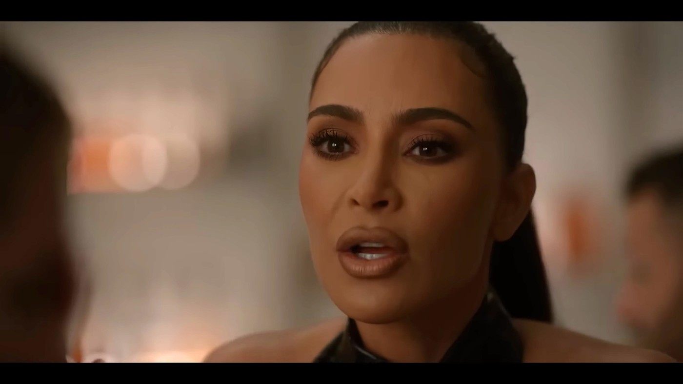 Kim Kardashian, într-un film, în timp ce vorbește