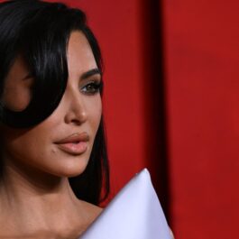 Kim Kardashian, într-o rochie albă, pe covorul roșu